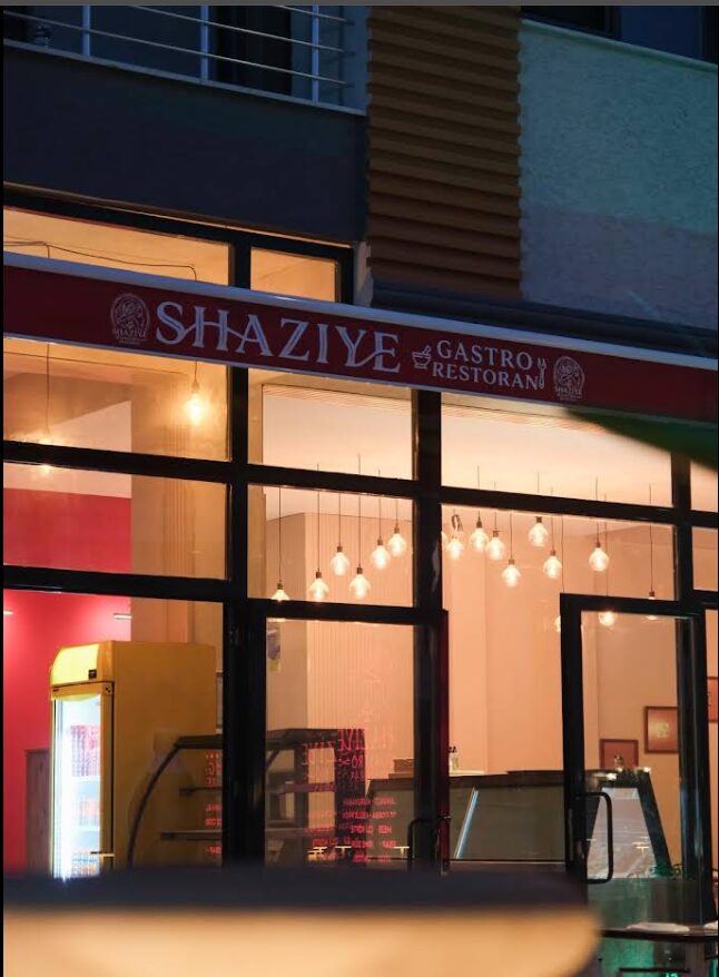 Shaziye Gastro'nun sıcak ışıklı vitrini